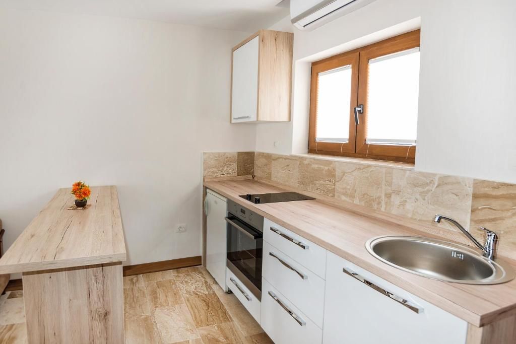 Апартаменты Waikiki Apartments Тиват